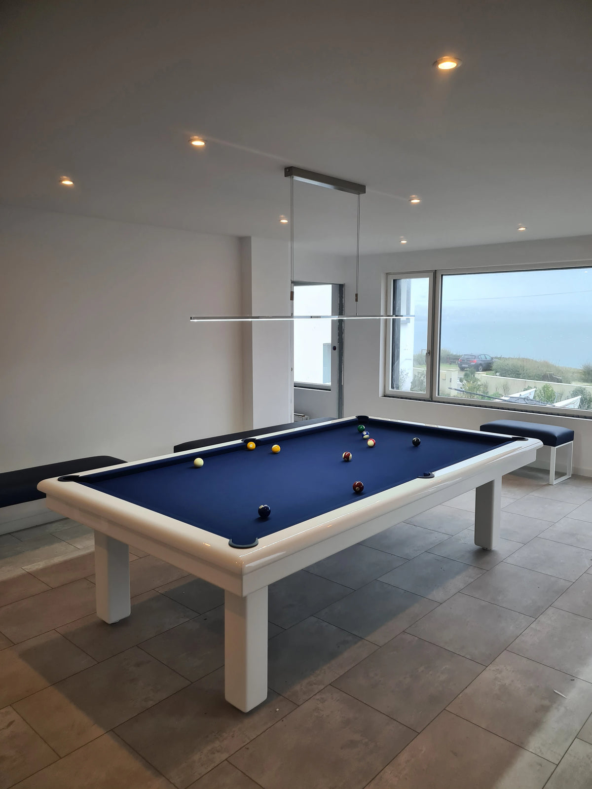 ROUNDY Billiard Table