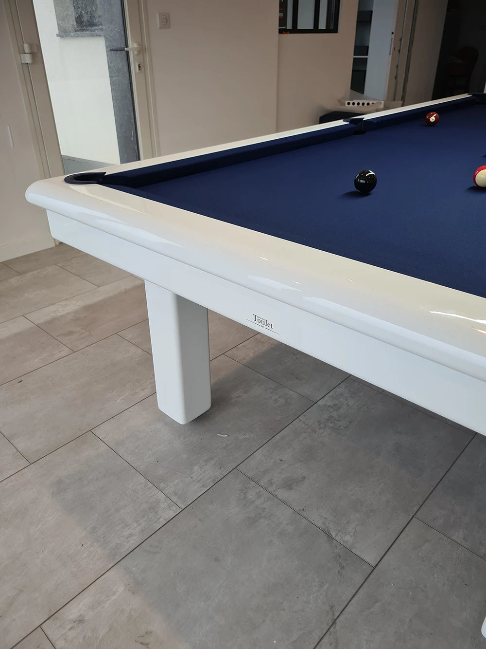 ROUNDY Billiard Table