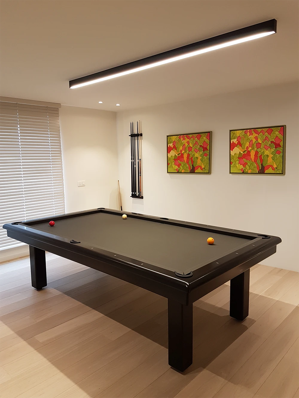 ROUNDY Billiard Table